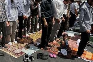 روزه خواری در نماز جمعه تهران! /عكس