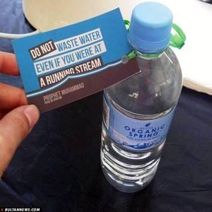 عكس/ حديث پيامبر بر روي آب معدني در استراليا