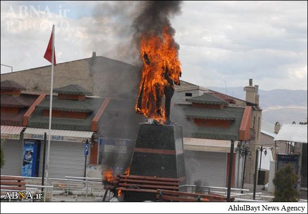 تصاوير/ مجسمه آتاتورک در ترکیه به آتش کشیده شد