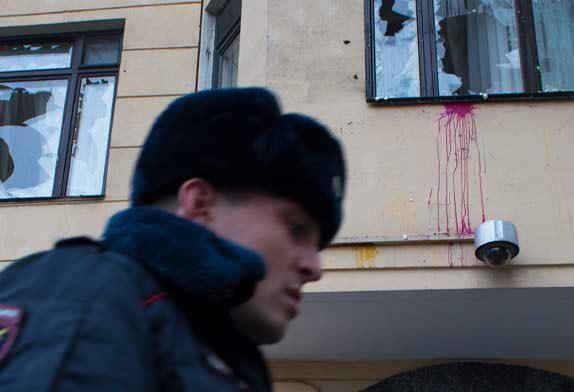 (عکس) حمله به سفارت ترکیه در مسکو 